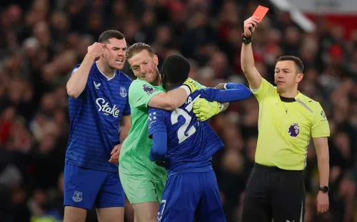 Футболист АПЛ получил уникальную красную. Он ударил… партнёра по команде