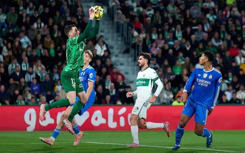 Получил от Вини и сделал пять суперсейвов. Ненужный «Барсе» вратарь остановил «Реал» 