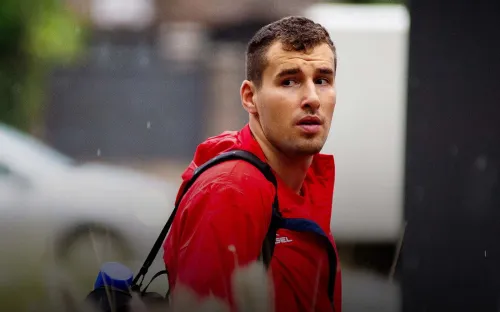 Врач сборной спас девушку. Агапов привёл в чувство сотрудницу аэропорта