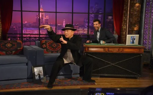 Сыграл гастарбайтера и ударил ведущего. Культовый поход Джеки Чана на «Вечерний Ургант»