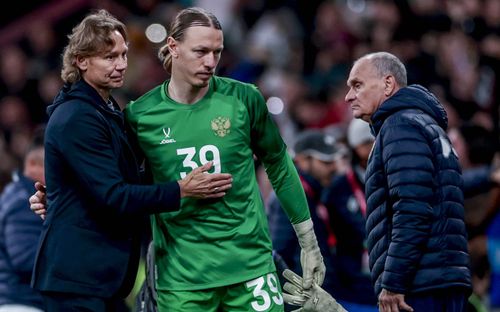 Два разных Сафонова. Почему Матвей постоянно ошибается в сборной России