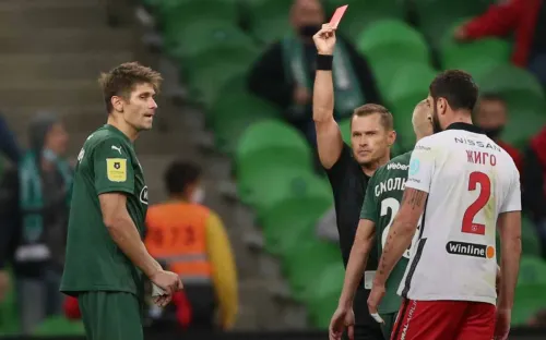 Судья вывел «Спартак» в лидеры. Чудовищные ошибки арбитра сломали игру с «Краснодаром»