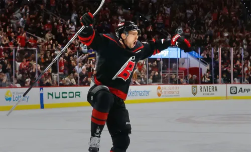 Кузнецов прописался в «Каролине». Забросил дебютную шайбу и помог обыграть лидера НХЛ