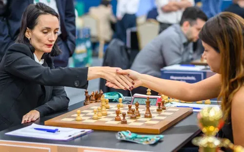 Шахматы под звуки сирен. Российский андердог в главном турнире года 