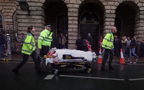 Резня на параде. Автомобиль врезался в толпу в Ливерпуле, пострадали десятки людей