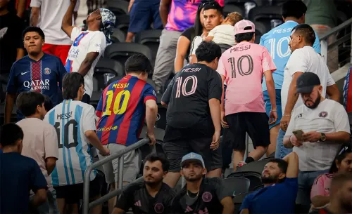 Взлёт Семака, шоу дронов, массовый исход «Месси»: лучшие футбольные фото 2025 года