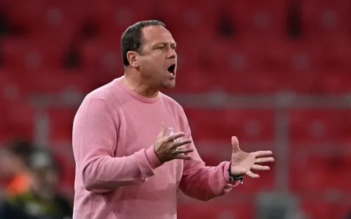 Почти снял проклятие «Динамо», но был уволен. Личке не помог даже розовый свитер