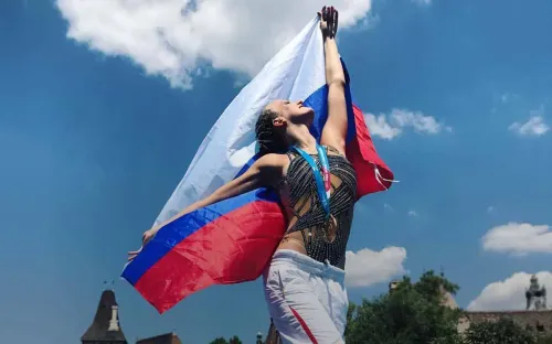 Сбежала с Украины и покорила Олимп. Россия реанимировала карьеру яркой синхронистки 