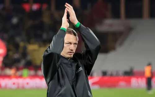 «Никому не нужен, но мы его уважаем». Репортаж из Парижа, где провалился Сафонов