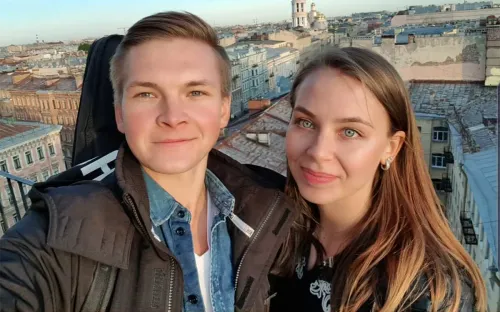 Отдал ей сердце в 15 лет. Крутой фигурист чуть не упустил любовь из-за робости