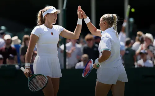 МиДи с улыбками идут дальше. Пришли на корт, посмеялись и выиграли матч