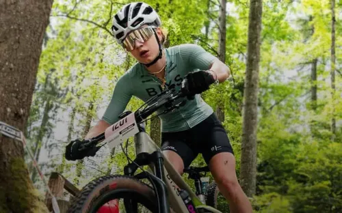 18-летнюю велогонщицу бросили умирать в лесу. Она два часа ждала спасения