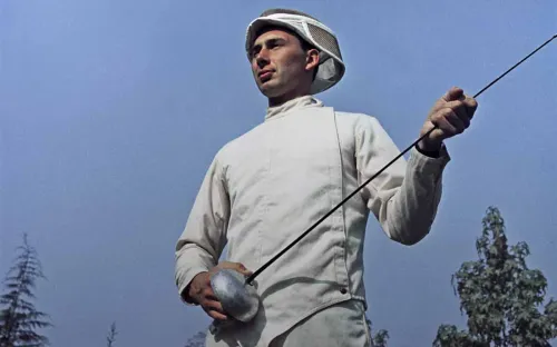 Чемпион Олимпиады умер в гараже. Рядом с ним нашли тело незнакомой девушки