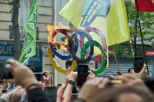 Трансвестит откроет Игры в Париже. Накануне в столице сожгли олимпийские кольца