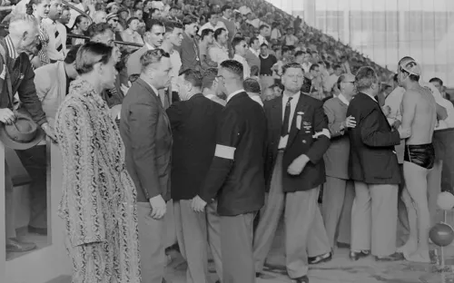 Время назад. Кровь в бассейне, жадные политики и другие подробности Игр-1956