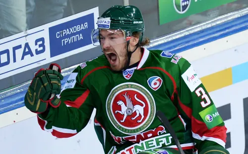 Бил по голове и называл овцой. Российский хоккеист напал на девушку посреди трассы