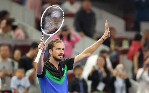 Медведев преподал урок тенниса. 19-летний француз от досады бил по аутам