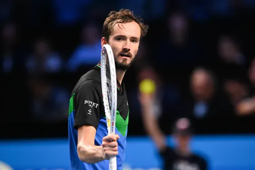 Медведев победил ценой крови. Мощный грек не сломил россиянина 