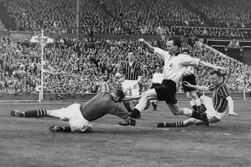 Вратарь «Манчестер Сити» доиграл матч со сломанной шеей. Он чудом остался жив