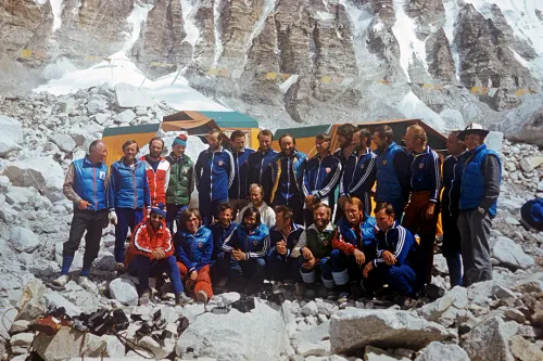 «Будто глотаешь битое стекло». Что пережили советские герои альпинизма на Эвересте
