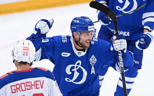 «Если бы другой хоккеист меня лизнул — втащил бы». Динозавр КХЛ провёл свой 1000-й матч