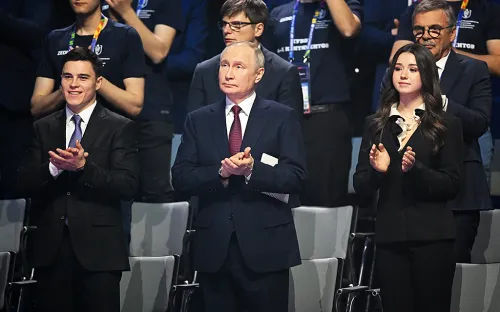 Валиева на открытии Игр Будущего сидела рядом с Путиным. Вопросы есть?
