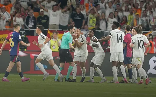 «Реал» в ярости. Главный матч сезона в Испании будет судить фанат «Барселоны»