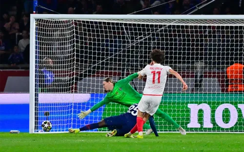 Торт вместо обороны. Защитники «ПСЖ» издевались над Сафоновым, но всё же ушли победителями