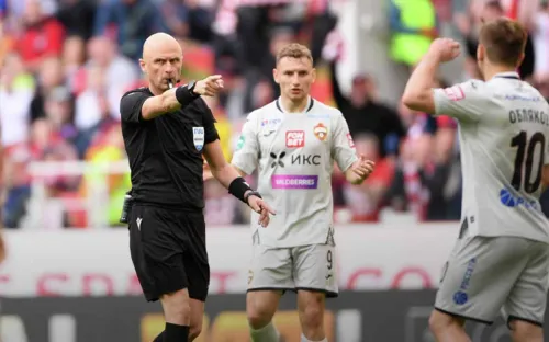 Карасёв «задушил» ЦСКА в дерби. Просто так удалил армейца и поставил спорный пенальти