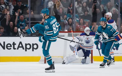 Шакира списали, а он испортил настроение Макдэвиду. Богатырь из «Салавата» покоряет НХЛ