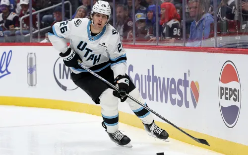 Стоял выше Мичкова, но тонет в НХЛ. Разобрали, почему Симашева уже год мучают в «Юте»