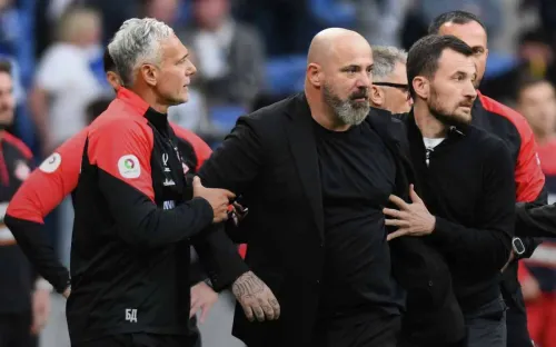 Он готов был разорвать судью. Главный тренер «Спартака» сорвался и был изгнан с поля