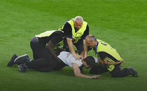 Жестокое избиение фаната толпой. Неоправданное насилие стюардов на матче Евро