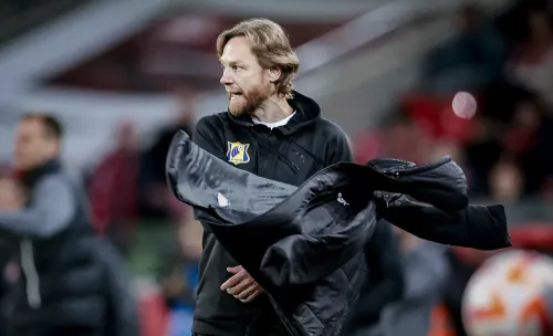 Карпин снова не сдержал эмоций. Выбежал на поле и набросился на судью