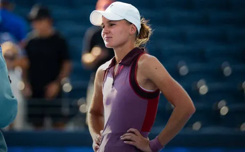 Россиянка демонстративно проигнорировала победительницу. Та провоцировала её весь матч