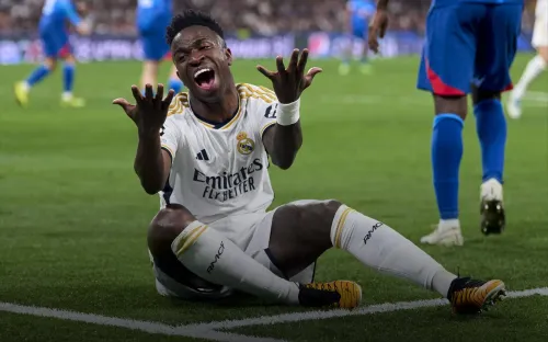 Слёзы, в которые не верят. Что не так с главным борцом против расизма в футболе