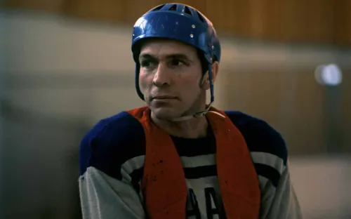 Спас команду со сломанной челюстью. Окровавленный хоккеист поразил даже американцев