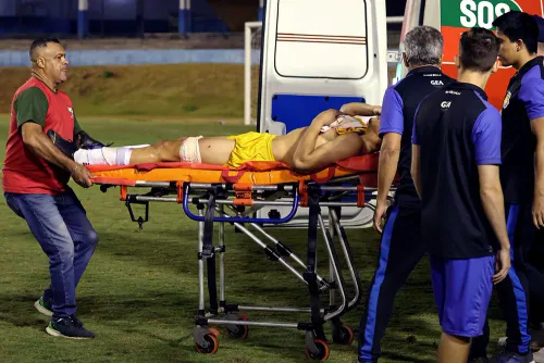 Беспредел в Латинской Америке. Полицейский прострелил ногу игроку прямо на поле