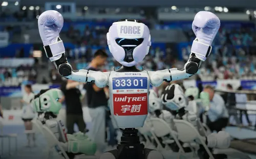 «И восстали машины из пепла». В Китае робот напал на человека со спины и свалил его с ног