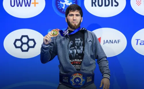 Российский борец героически выиграл золото чемпионата мира. Чудо, что он вообще выступал