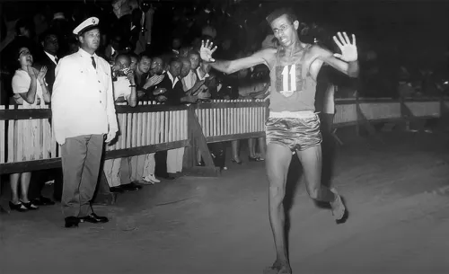 Самый странный марафон на Олимпиаде. Босой эфиоп выиграл забег при свете факелов