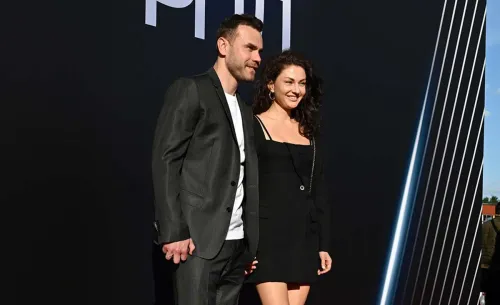 Увидел в клипе и влюбился. Кто защищает тыл лучшего российского вратаря XXI века?