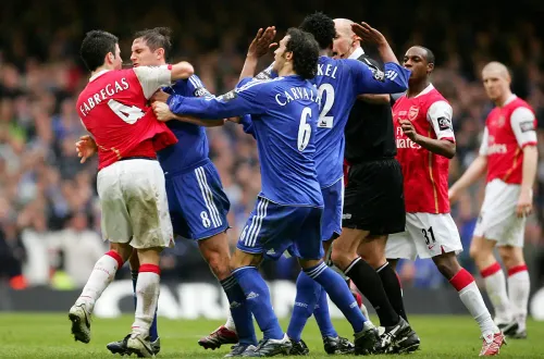 Игрока «Челси» чуть не убили, а «Арсенал» забросали овощами. Огненное дерби в Кубке лиги