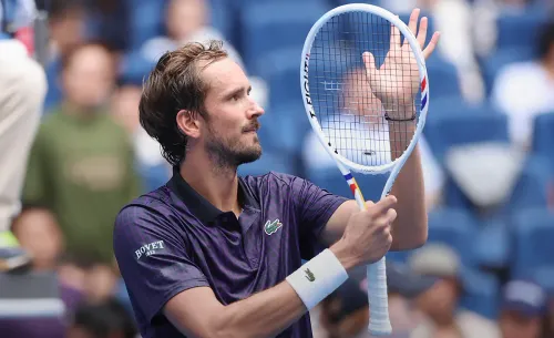 Довёл Зверева до истерики. Мотивированный Медведев врывается в полуфинал Пекина