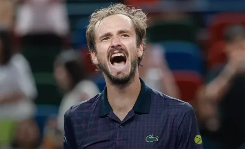 Медведев жаловался на жизнь, но сокрушил обидчика. Он даже наплевал на травму