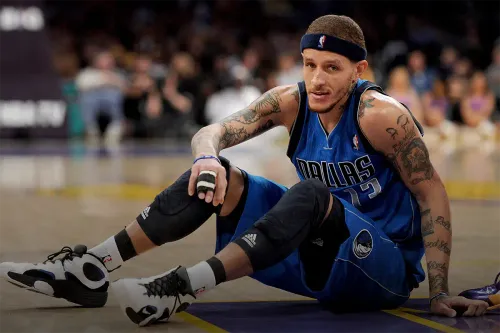 Крутил роман с мамой Леброна. Как долларовый миллионер оказался на улице