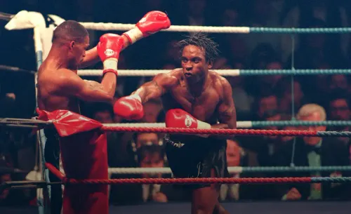 «Это он сломал мне жизнь?» Боксёр завоевал титул и рыдал перед покалеченным соперником