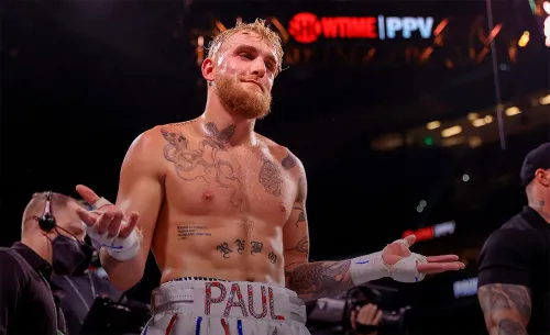 Позор соперника или жалкая постановка. Блогер Пол наглухо вырубил чемпиона