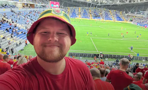 5 000 км преданности. Фанат из Уэльса пересёк 12 стран ради матча сборной