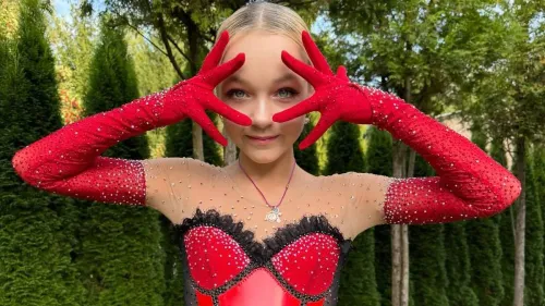 Провокация Костылевой и вульгарный сигнал Захаровой. Самые странные образы сезона